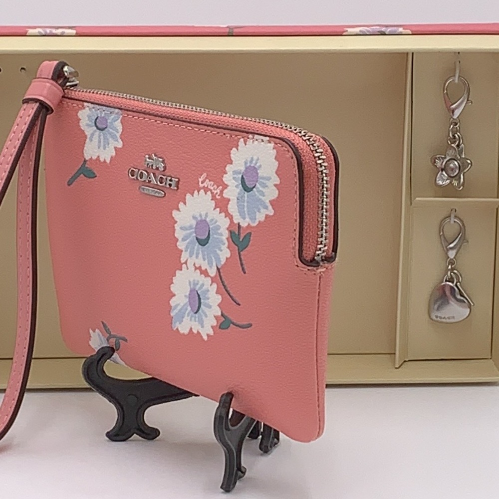 COACH Boxed Corner Zip Wristlet With Daisy Print COLOR:
Silver/Bubblegum… - Picture 6 of 16
